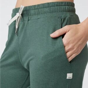 Vuori Joggers with Drawstring, size medium.